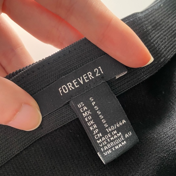 Forever 21 Straight Fit Mid Rise Mini Skirt Black EUC Small - Picture 6 of 7